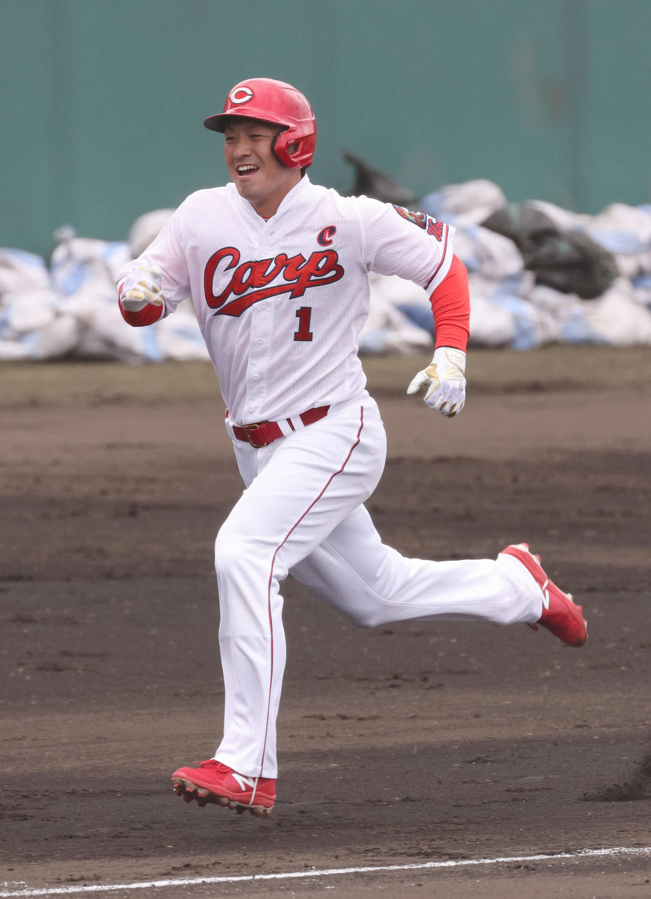 会沢の中越え適時二塁打で本塁を狙う鈴木誠（撮影・加藤孝規）
