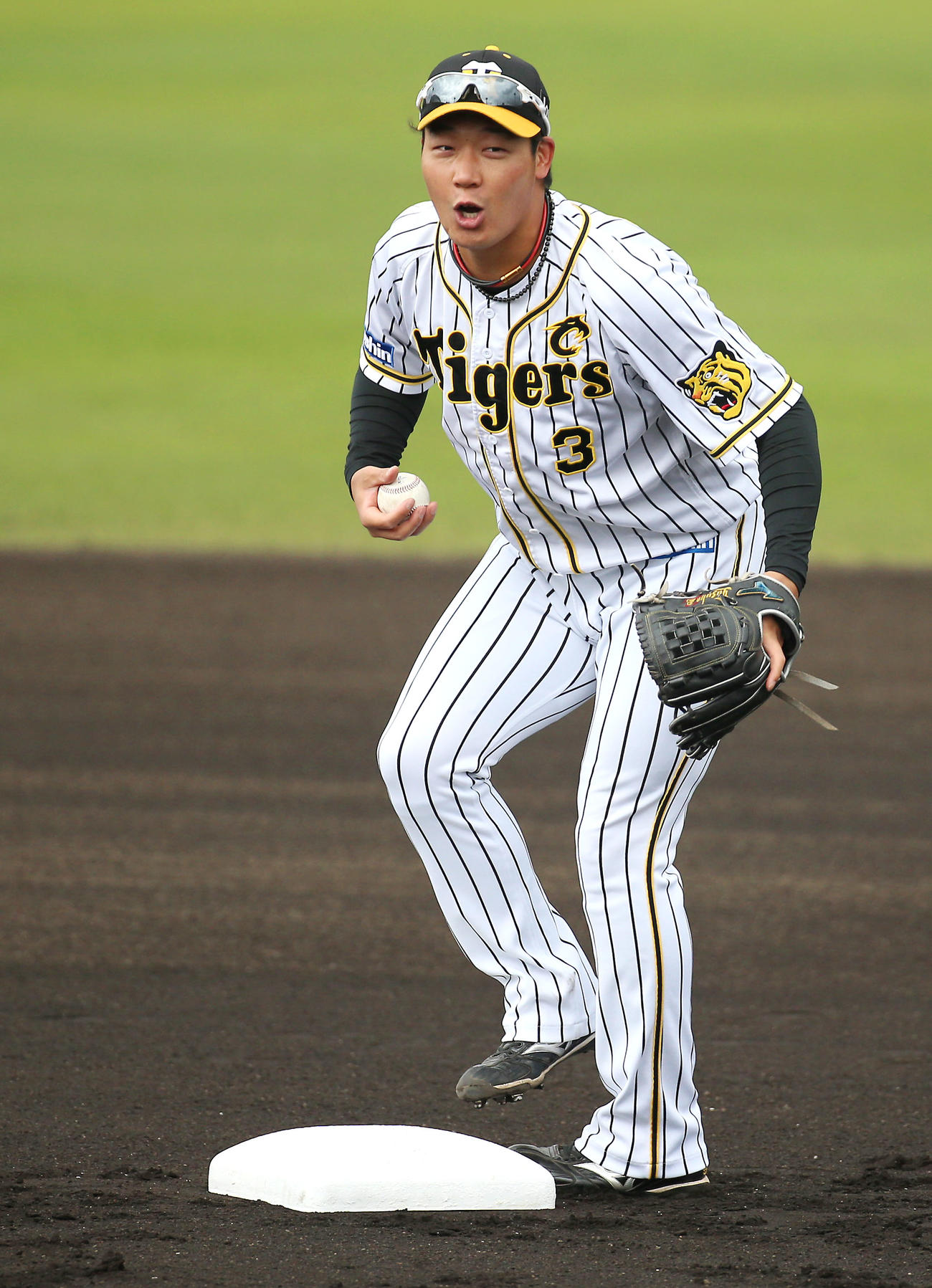 シートノックで送球を受ける大山悠輔（撮影・上山淳一）