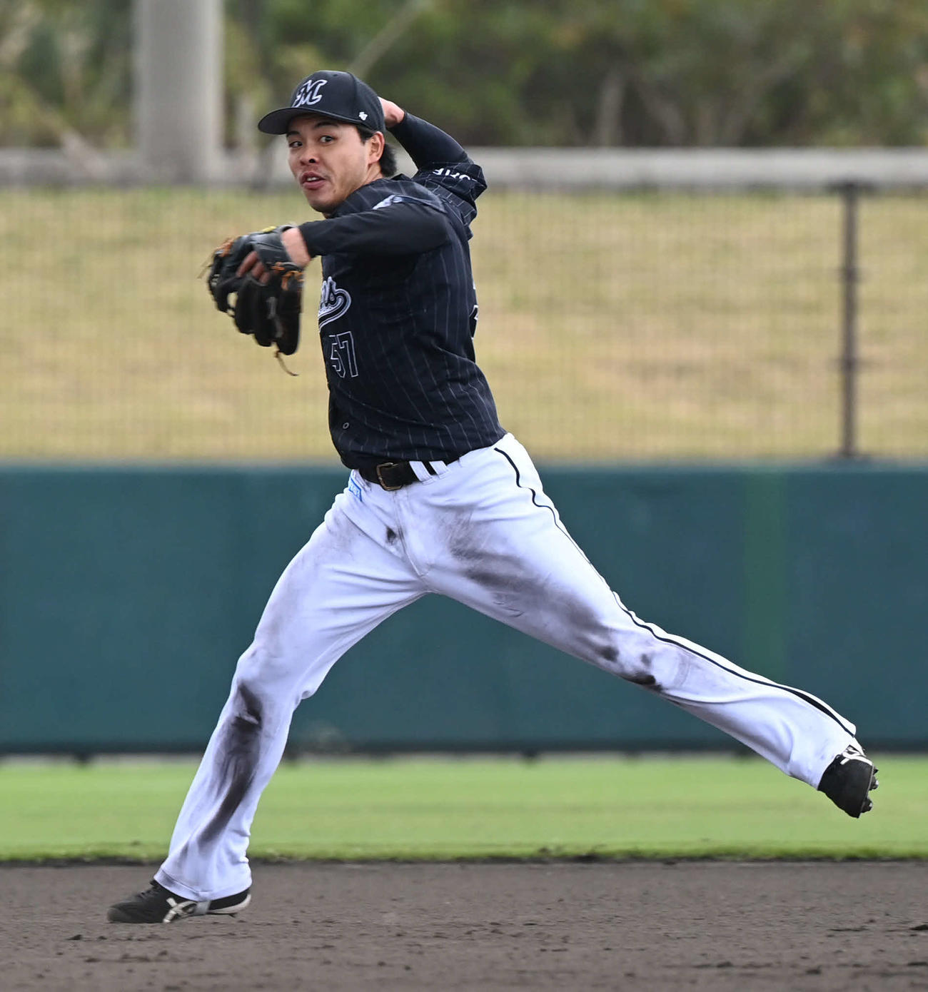 楽天対ロッテ　3回裏楽天無死一塁、田中和の三遊間へのゴロを捕球した小川。惜しくも内野安打とする（撮影・山崎安昭）