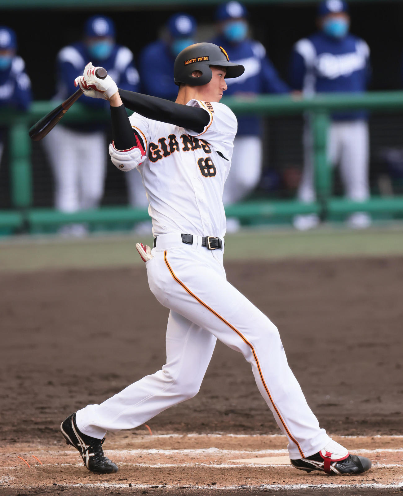 練習試合　巨人対中日　8回裏巨人1死、三塁内野安打を放つ秋広（撮影・足立雅史）