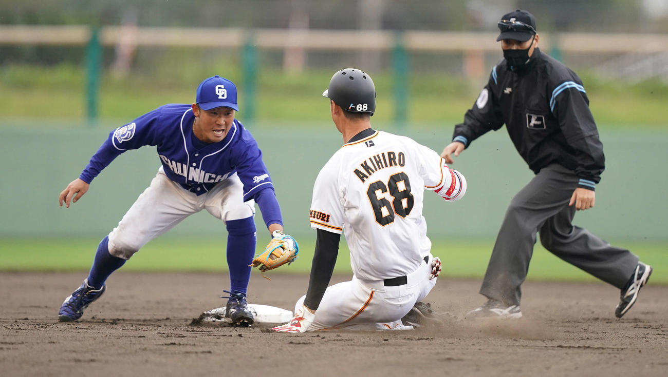 巨人対中日　8回裏巨人1死、内野安打を放つも二塁でアウトになる秋広。二塁手三ツ俣（撮影・鈴木みどり）