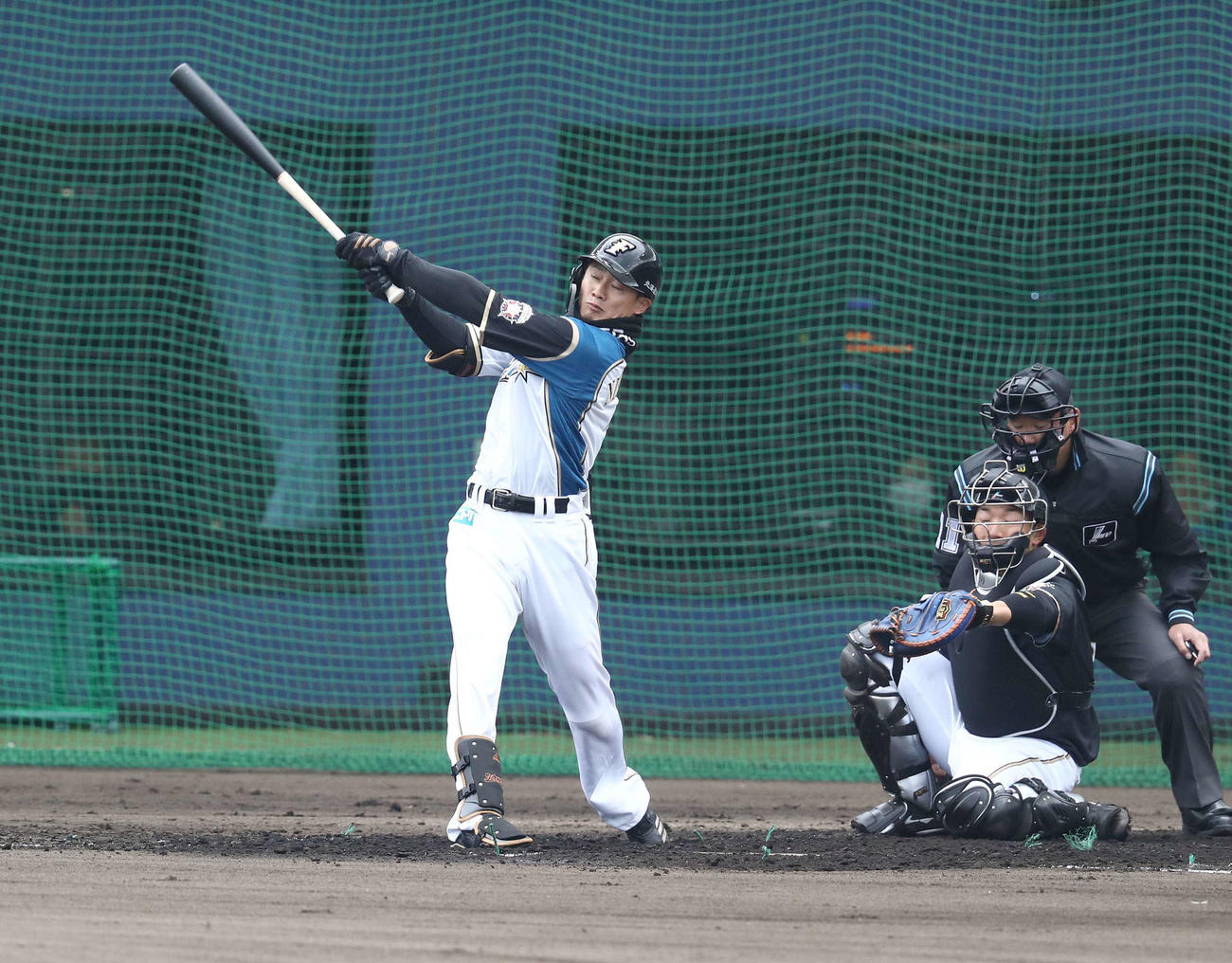 日本ハム紅白戦　2回裏2死、三振に終わる西川（撮影・黒川智章）