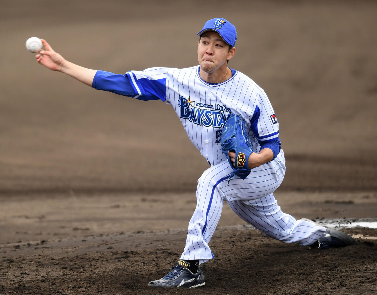 DeNA対阪神　力投するDeNA平良（撮影・横山健太）