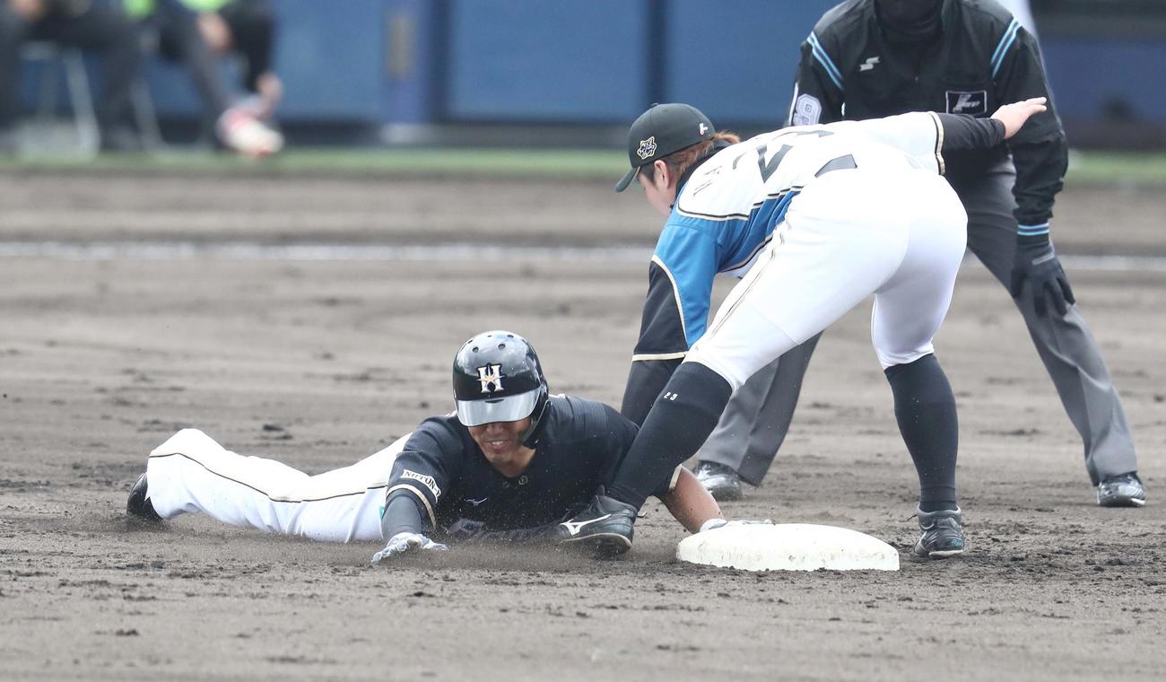 日本ハム紅白戦　5回表2死一塁、盗塁を決める今川（撮影・黒川智章）
