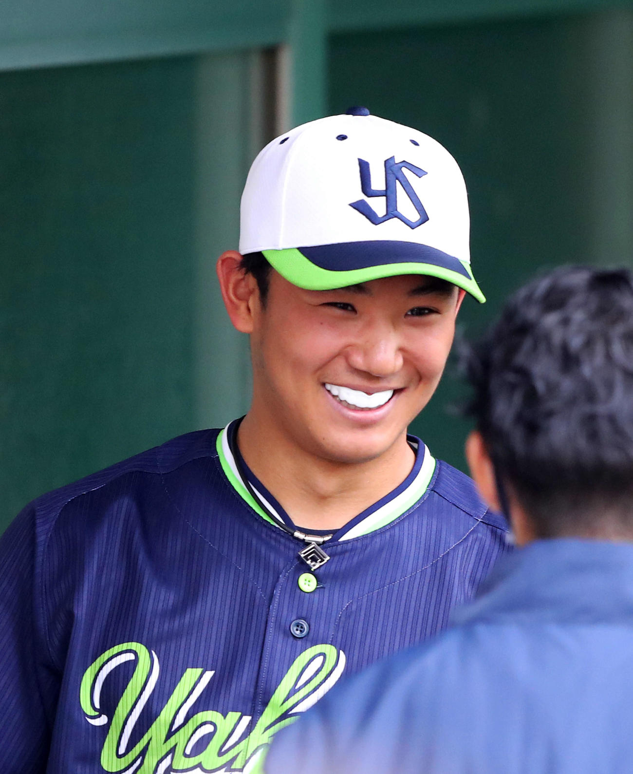 ブルペン投球を終え、笑顔で室内に移動するヤクルト奥川（撮影・河田真司）