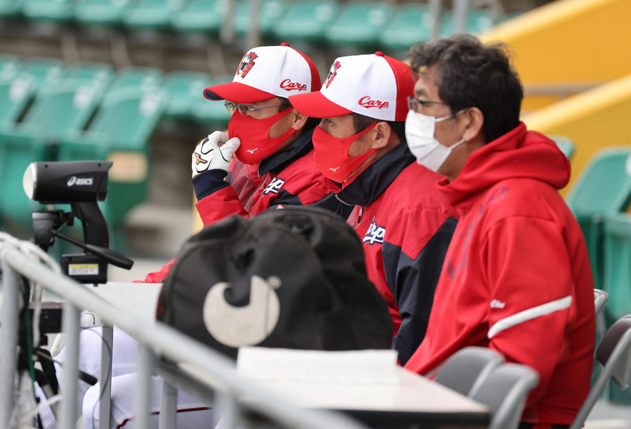 紅白戦　試合をチェックする佐々岡監督（中央）河田ヘッドコーチ（左）ら（撮影・加藤孝規）