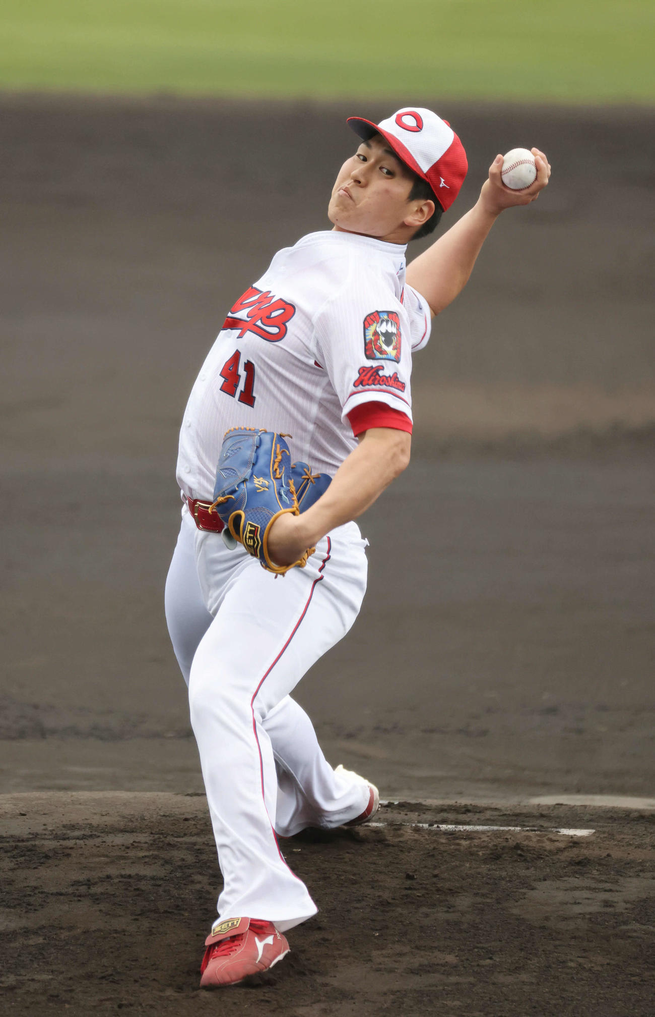 紅白戦で力投する白組先発の矢崎（撮影・加藤孝規）