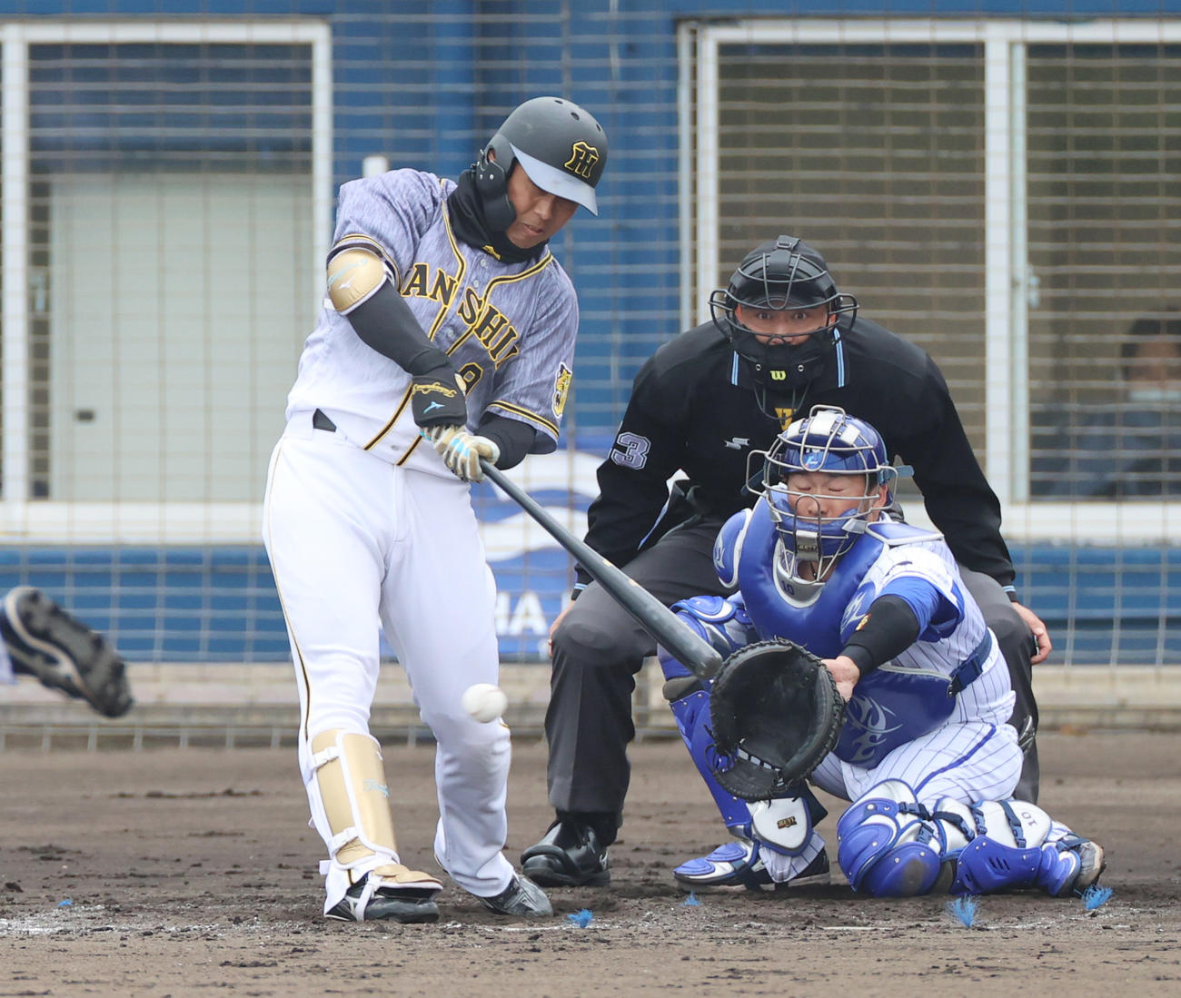 DeNA対阪神　2回表阪神2死一塁、高山は2打席連続となる右前打を放つ（撮影・清水貴仁）