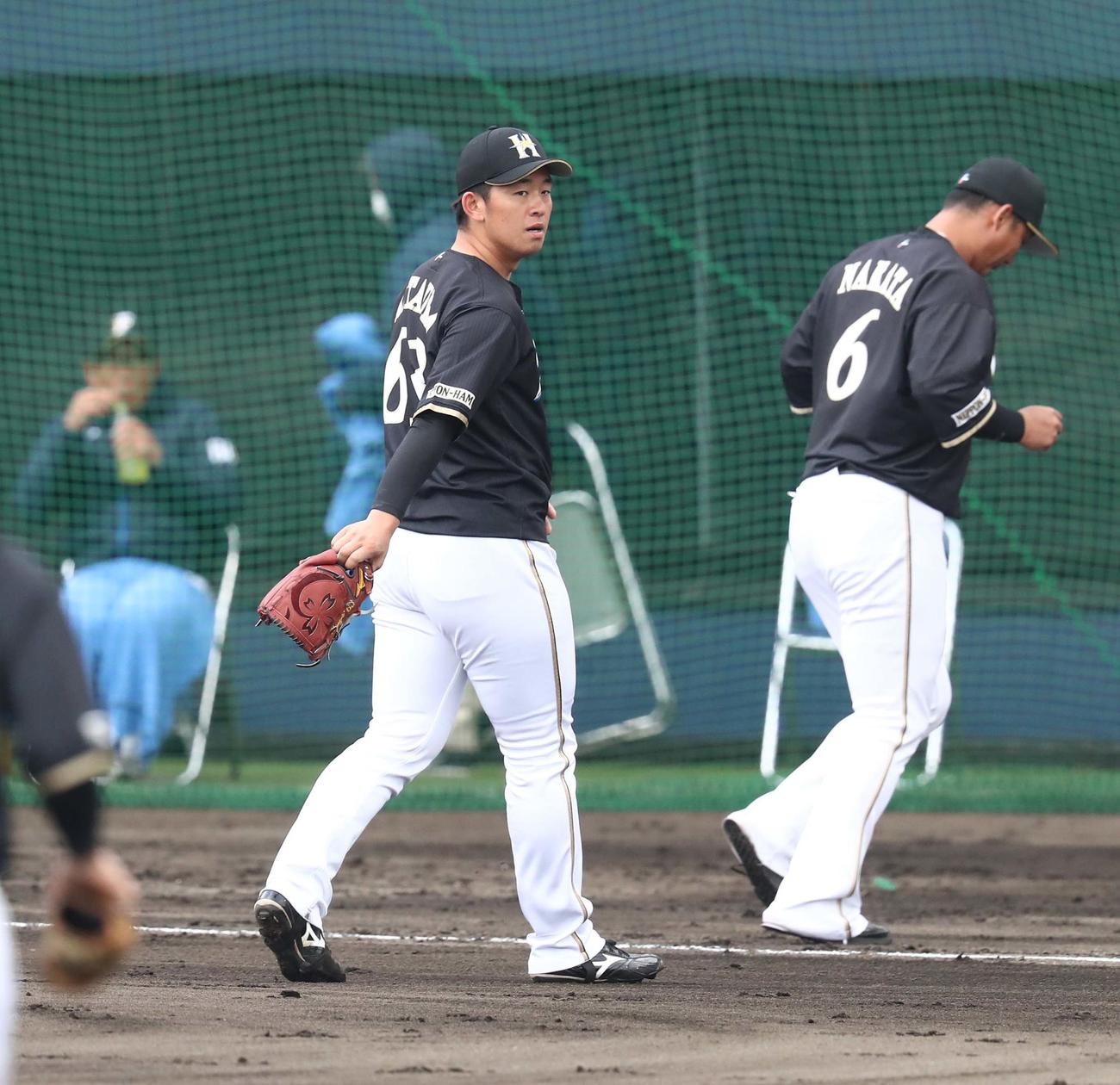 日本ハム紅白戦　2回を投げ1安打に抑え引き揚げる北浦（撮影・黒川智章）