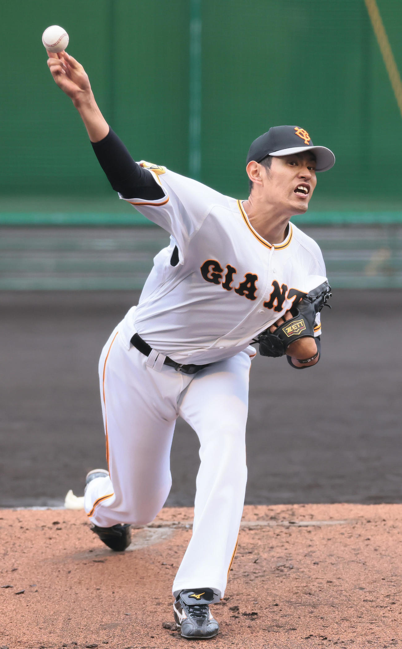 打撃投手を務めた巨人井納（撮影・足立雅史）