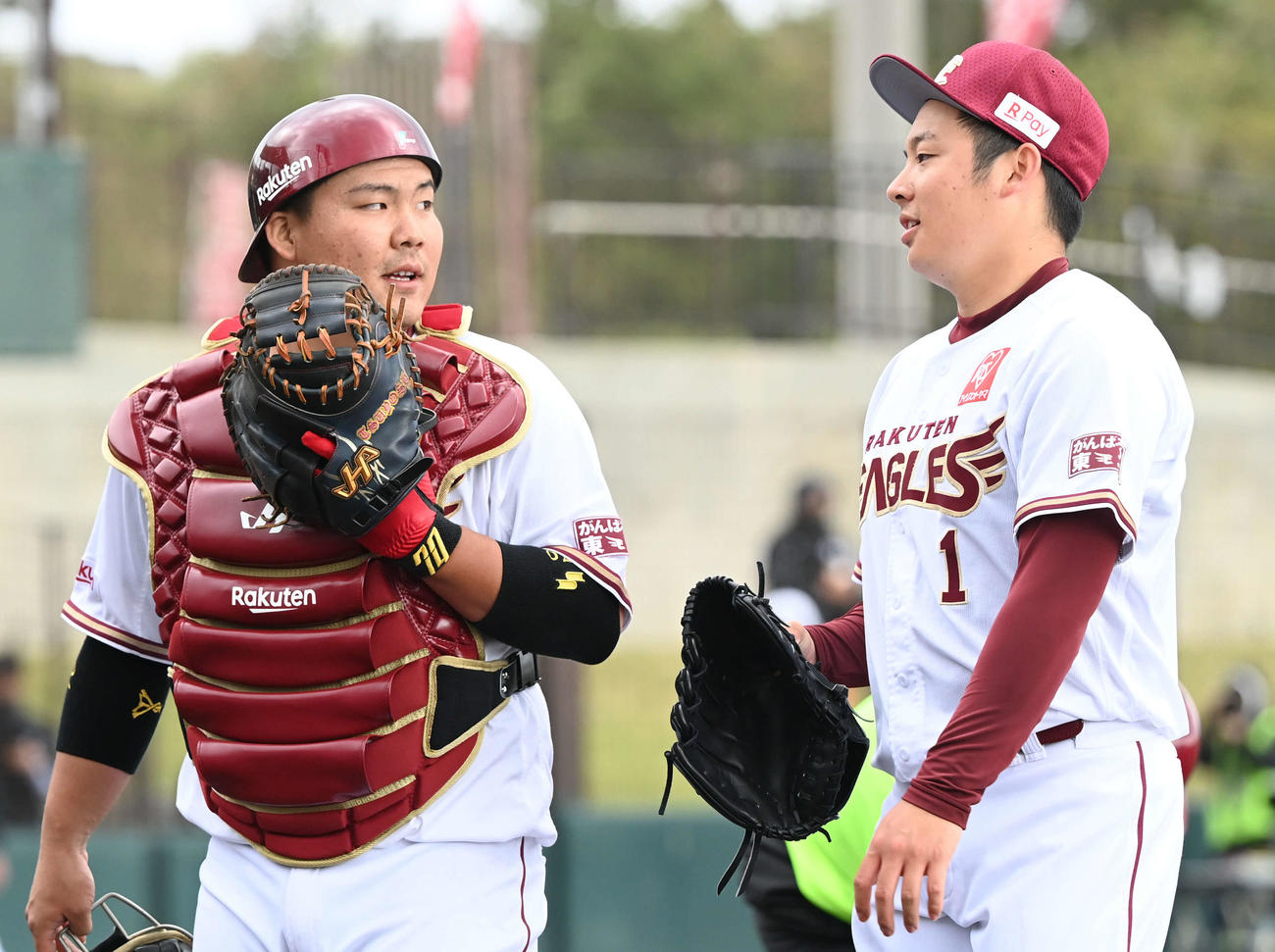 楽天対ロッテ　意見交換しながらベンチに戻る楽天松井（右）と石原（撮影・山崎安昭）