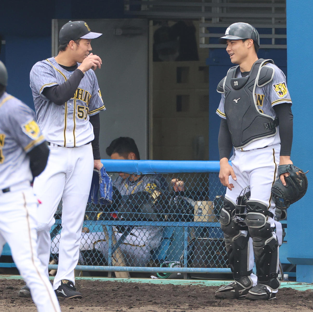 DeNA対阪神　2回、ベンチ前で話をする青柳晃洋（左）と栄枝裕貴（撮影・清水貴仁）