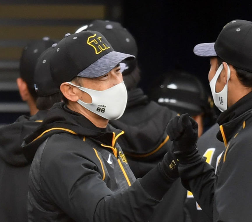 DeNA対阪神　DeNAに勝利しタッチを交わす阪神矢野監督（撮影・横山健太）