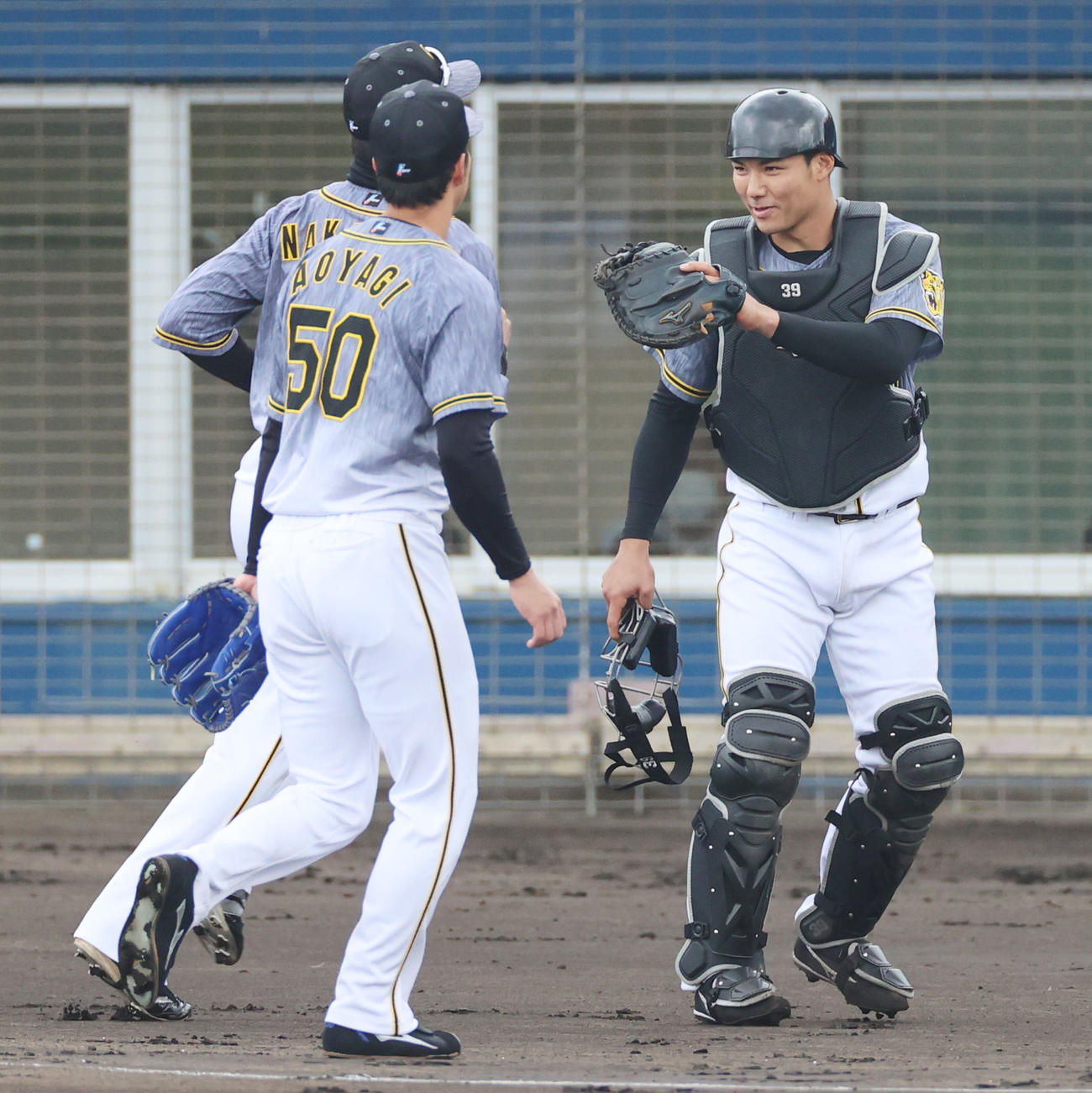 DeNA対阪神　2回裏、2つの盗塁を阻止し笑顔をみせる栄枝（右）ら（撮影・清水貴仁）