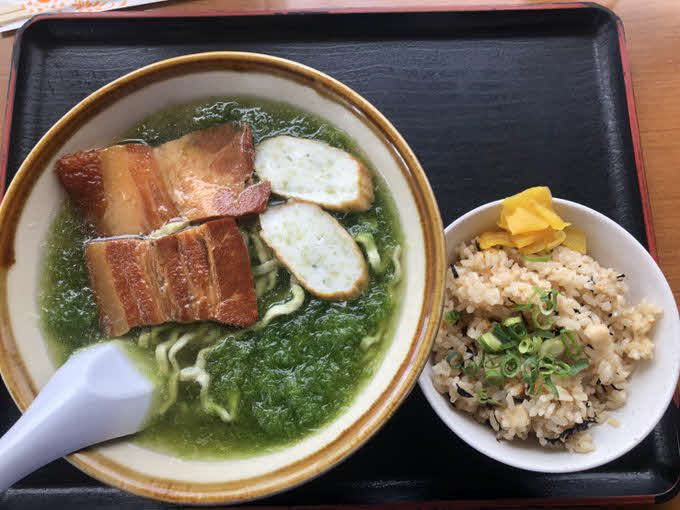 なかむらそばのアーサソバ（左）とジューシーのセット