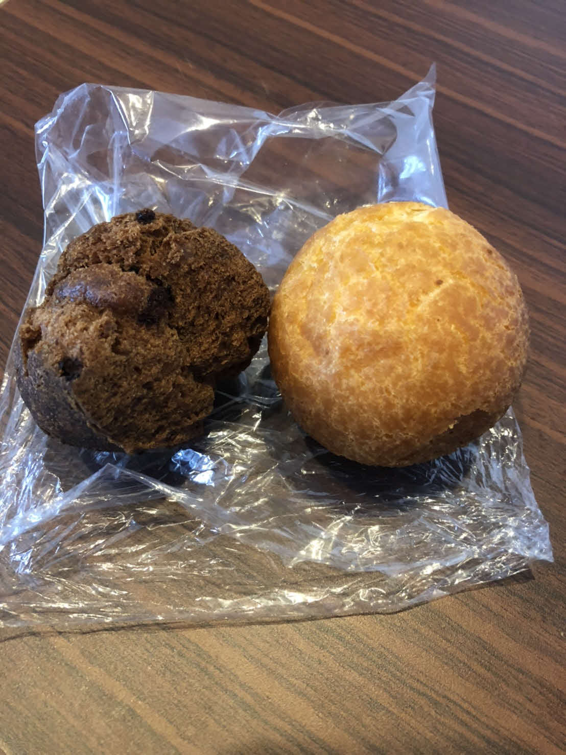 三矢本舗の琉球三矢ボール（右）とチョコのサーターアンダギー
