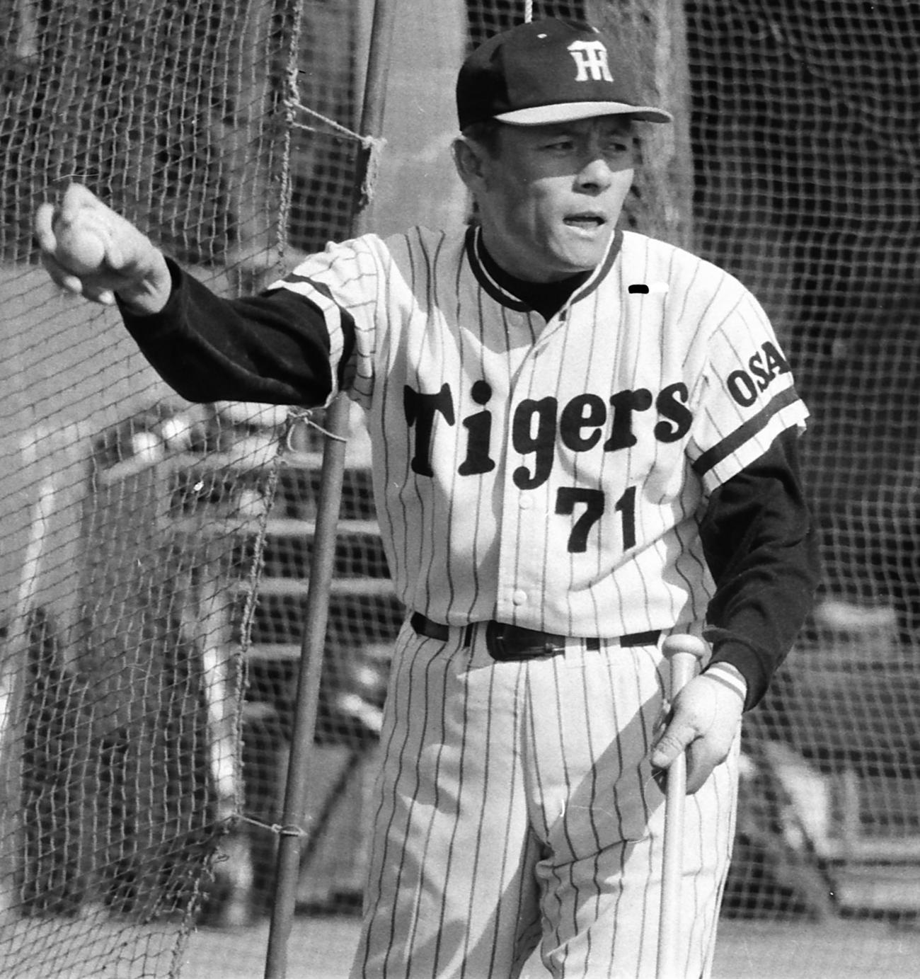 阪神春季キャンプで選手相手にノックを打つ小山正明コーチ（1975年2月撮影）