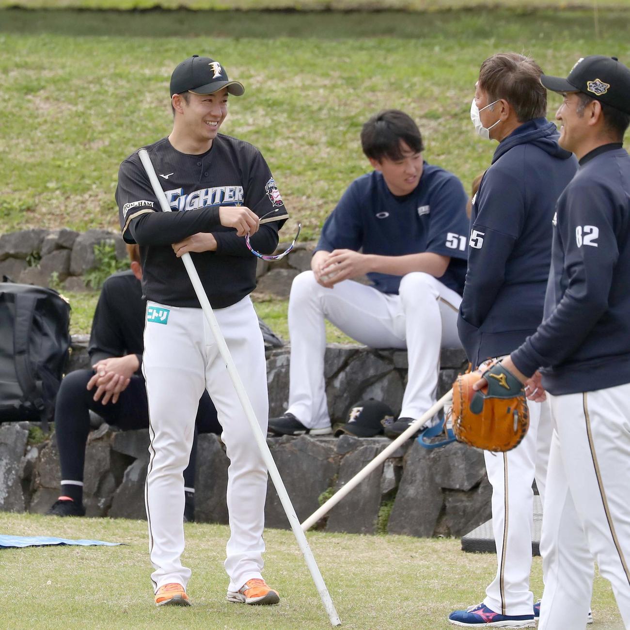 荒木投手コーチ（右）と話す日本ハム斎藤（撮影・黒川智章）