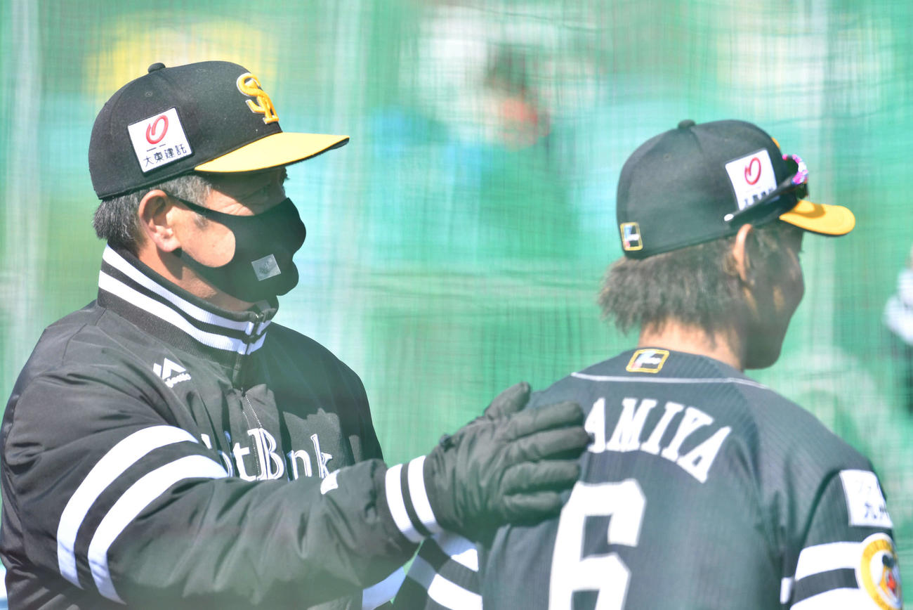 B組のグラウンドで今宮（右）の肩をたたく工藤監督（撮影・岩下翔太）