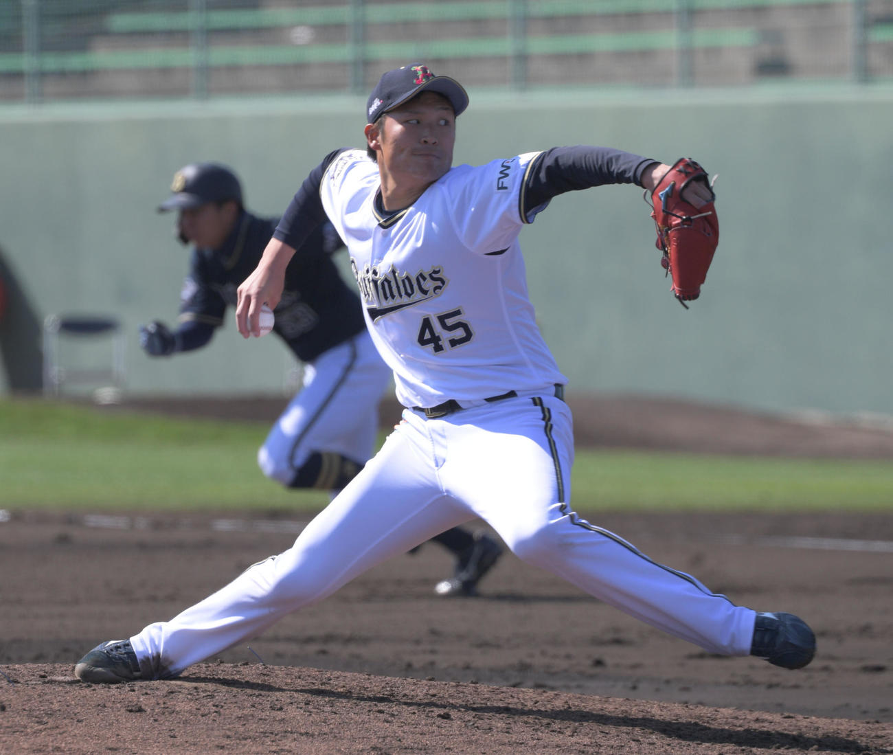 オリックス紅白戦　6回表紅組無死から登板した阿部翔太は走者を背負い苦しい投球（撮影・渦原淳）