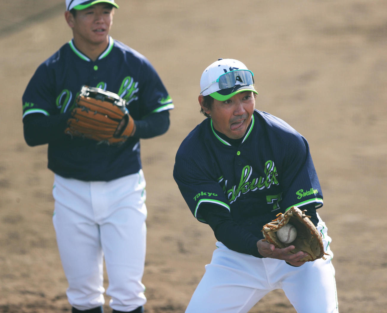 キャッチボールクラシックに挑戦するヤクルト内川（右）と並木（撮影・河田真司）