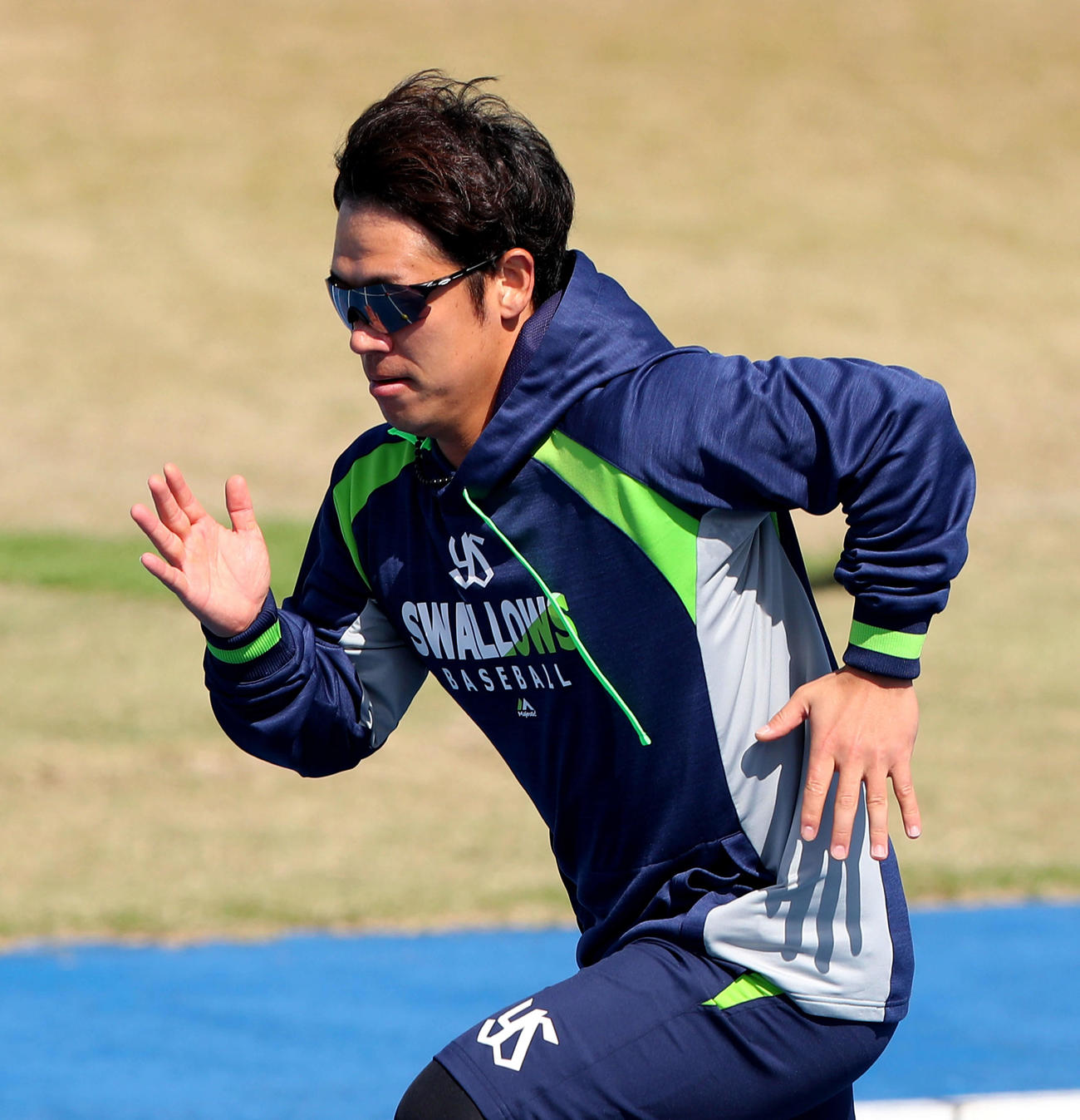 陸上競技場でダッシュするヤクルト小川（撮影・河田真司）
