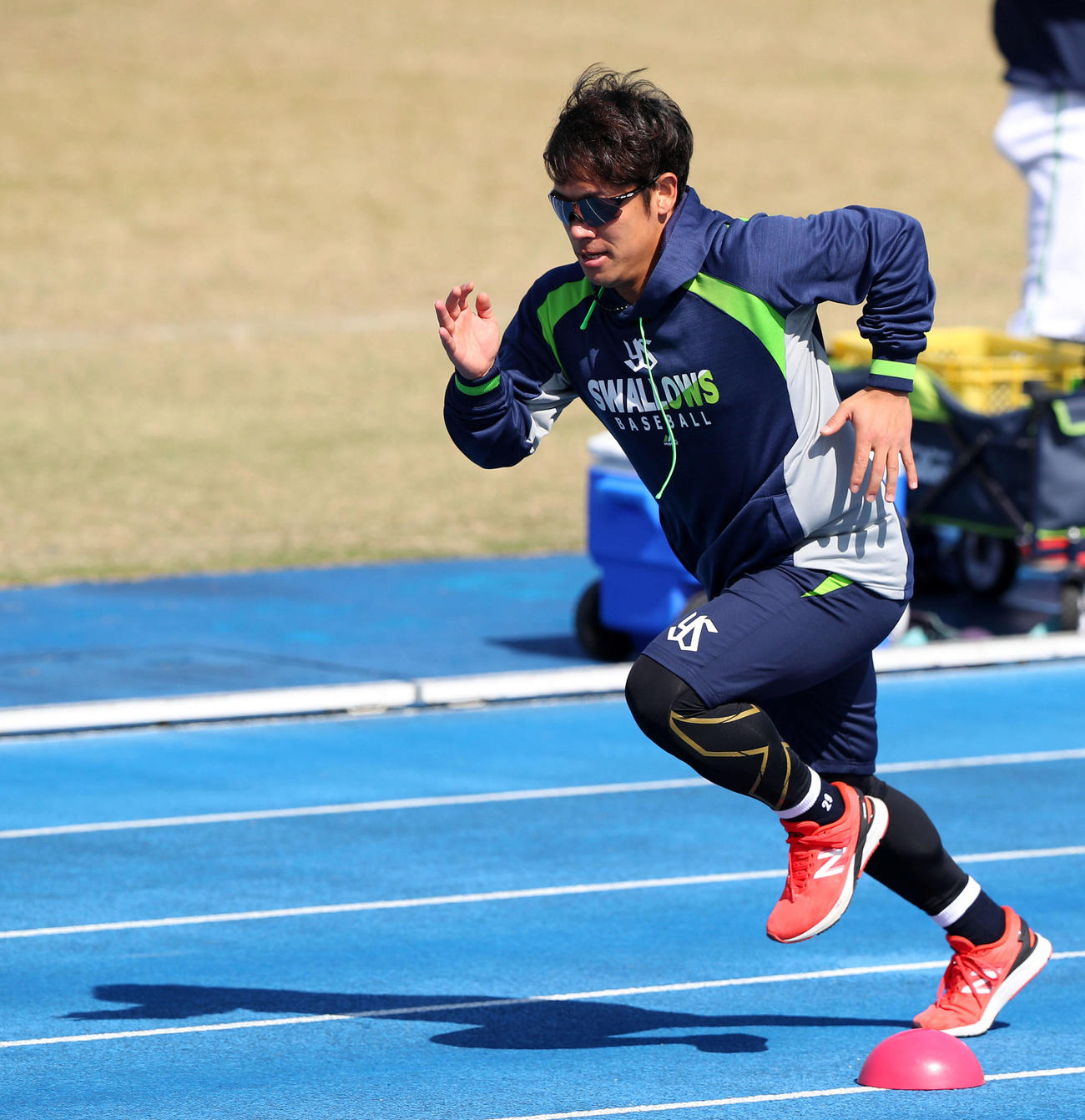 陸上競技場でダッシュするヤクルト小川（撮影・河田真司）