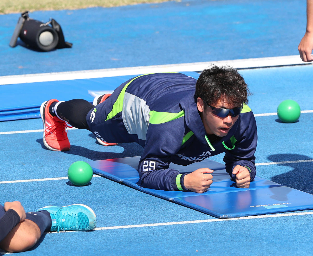 体幹トレーニングをするヤクルト小川（撮影・河田真司）