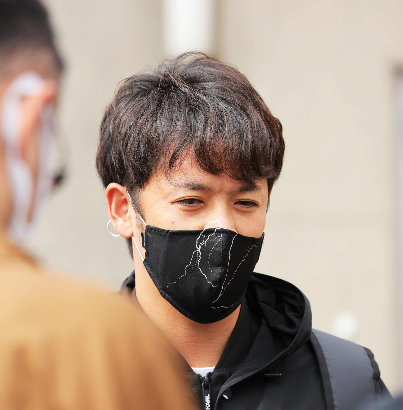 練習を終え、記者の質問に答えるヤクルト小川（撮影・河田真司）