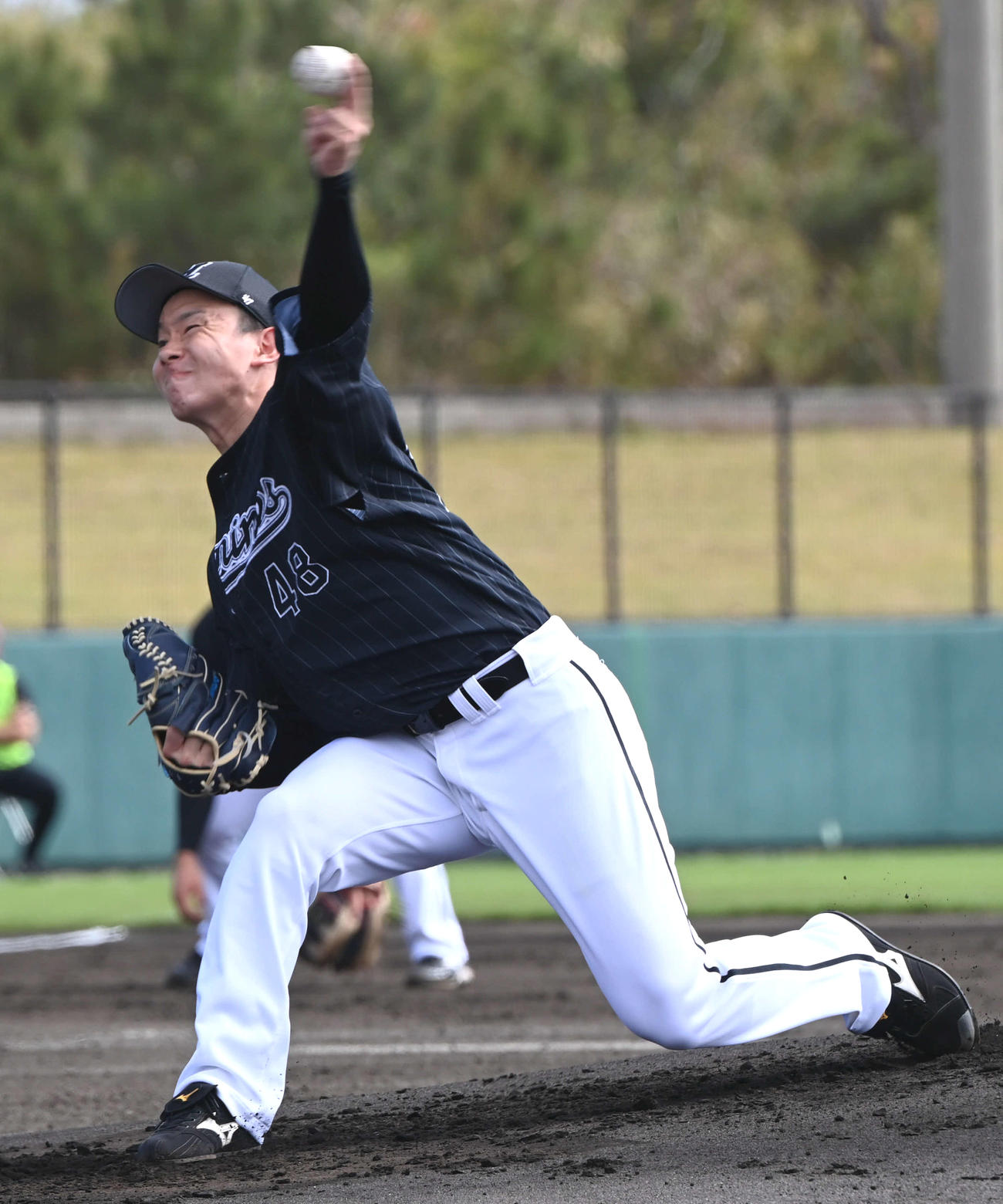 ロッテ中村稔弥（2021年2月13日撮影）