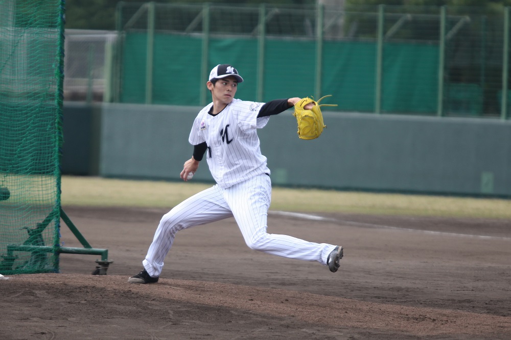 石垣島の2軍キャンプで打撃投手を務めたロッテ佐々木朗希（球団提供）