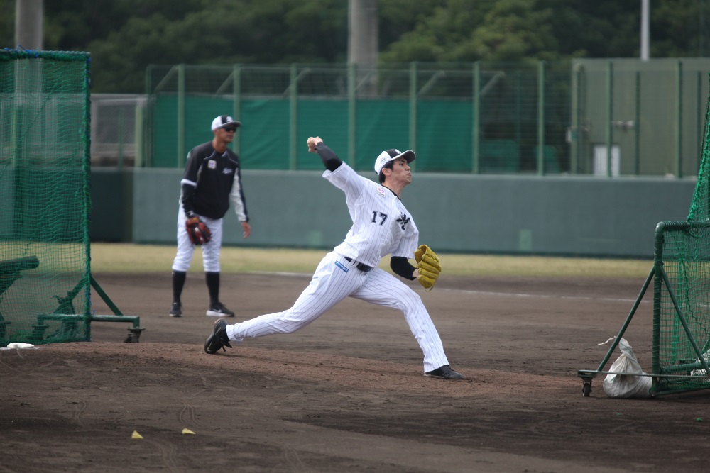 石垣島の2軍キャンプで打撃投手を務めたロッテ佐々木朗希（球団提供）