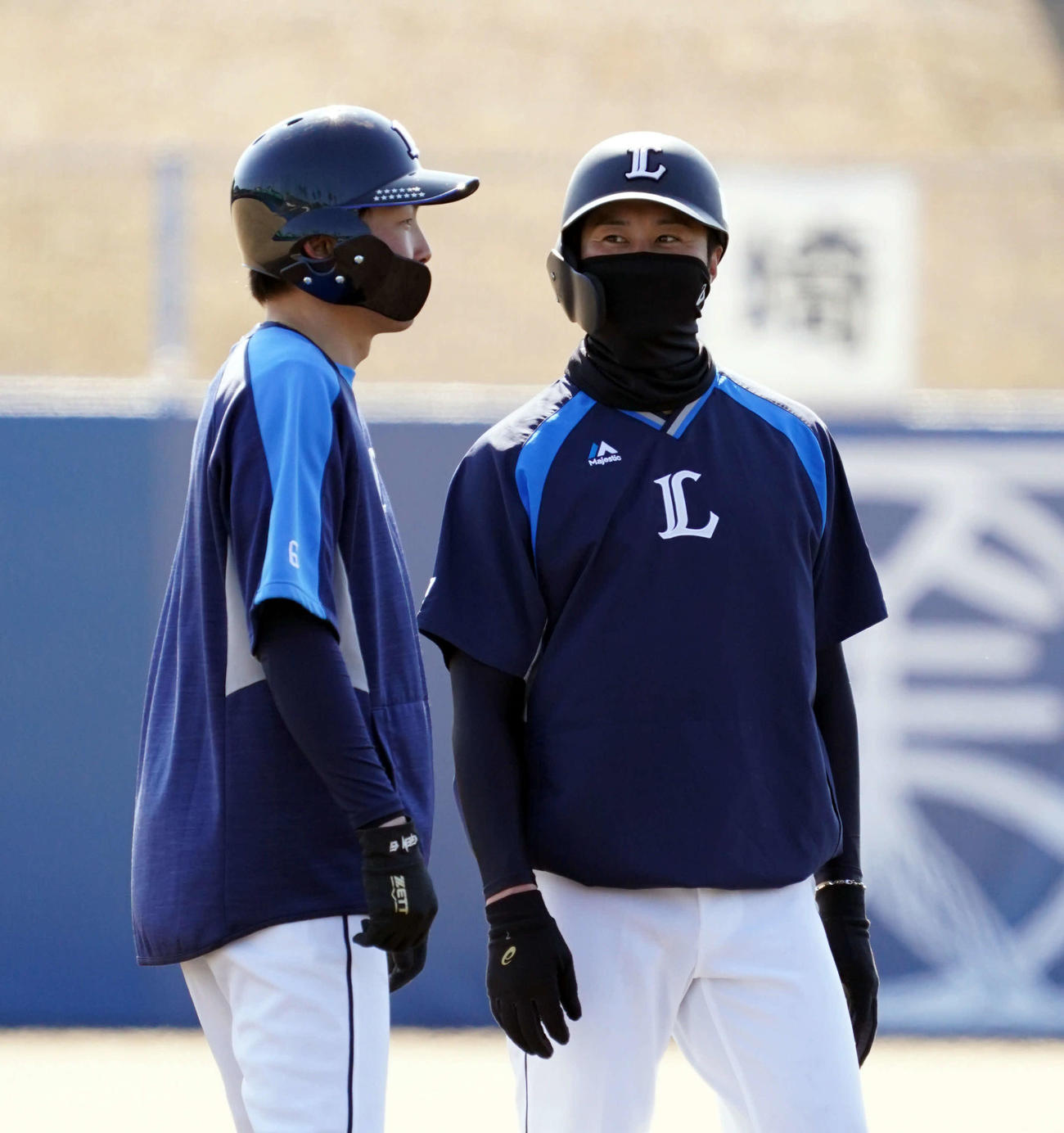 走塁練習で西武源田（左）と談笑する金子（撮影・滝沢徹郎）