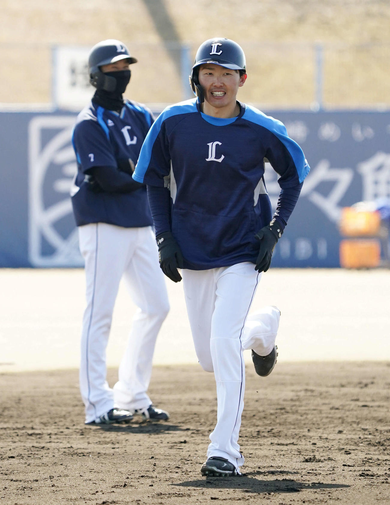 走塁練習する西武源田（右）と金子（撮影・滝沢徹郎）