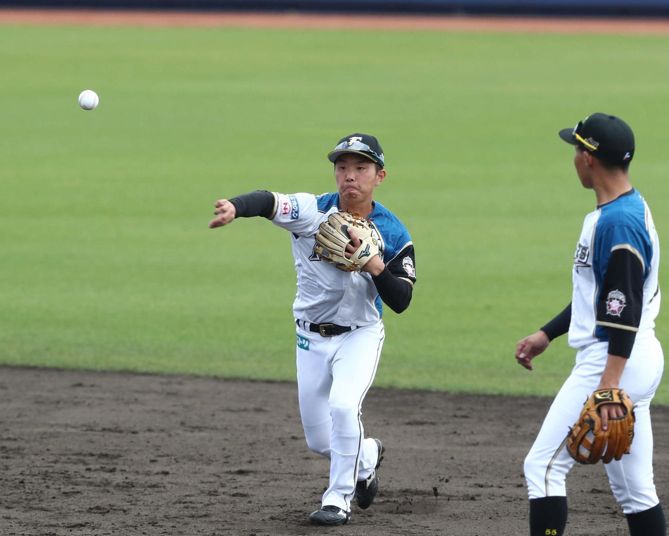 8回表DeNA2死二塁、蝦名の遊ゴロを一塁に送球する上野（撮影・黒川智章）