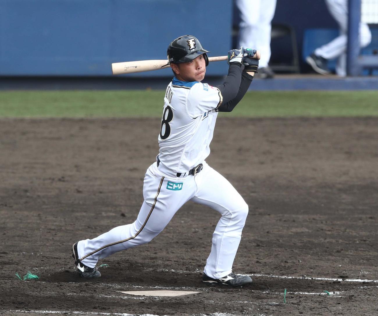 2軍練習試合　日本ハム対DeNA 7回裏日本ハム2死、右翼線に二塁打を放つ上野（撮影・黒川智章）
