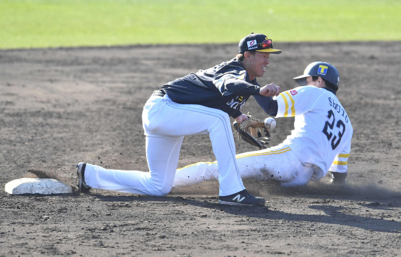 二塁への盗塁に成功する周東、左は三森（撮影・岩下翔太）