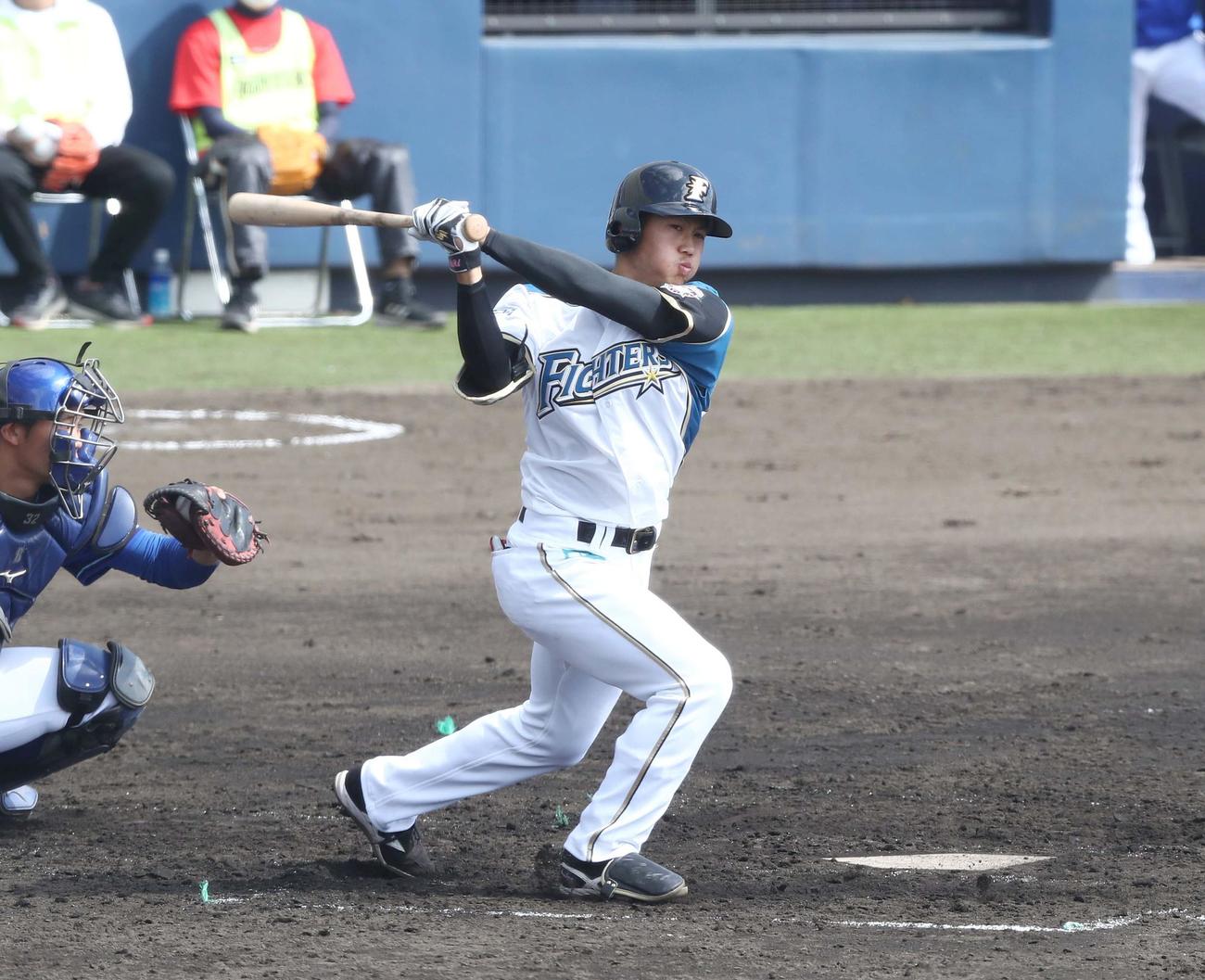2軍練習試合　日本ハム対DeNA 1回裏日本ハム無死、三振に終わる細川（撮影・黒川智章）