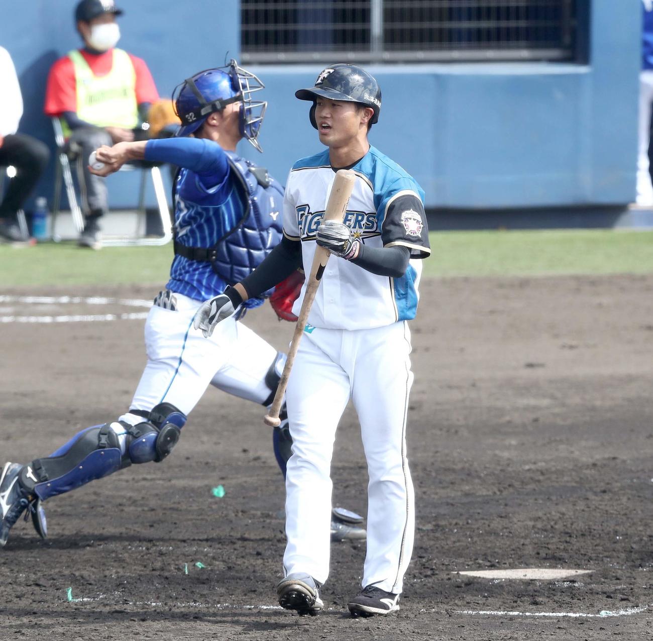 2軍練習試合　日本ハム対DeNA 1回裏日本ハム無死、三振に終わる細川（撮影・黒川智章）
