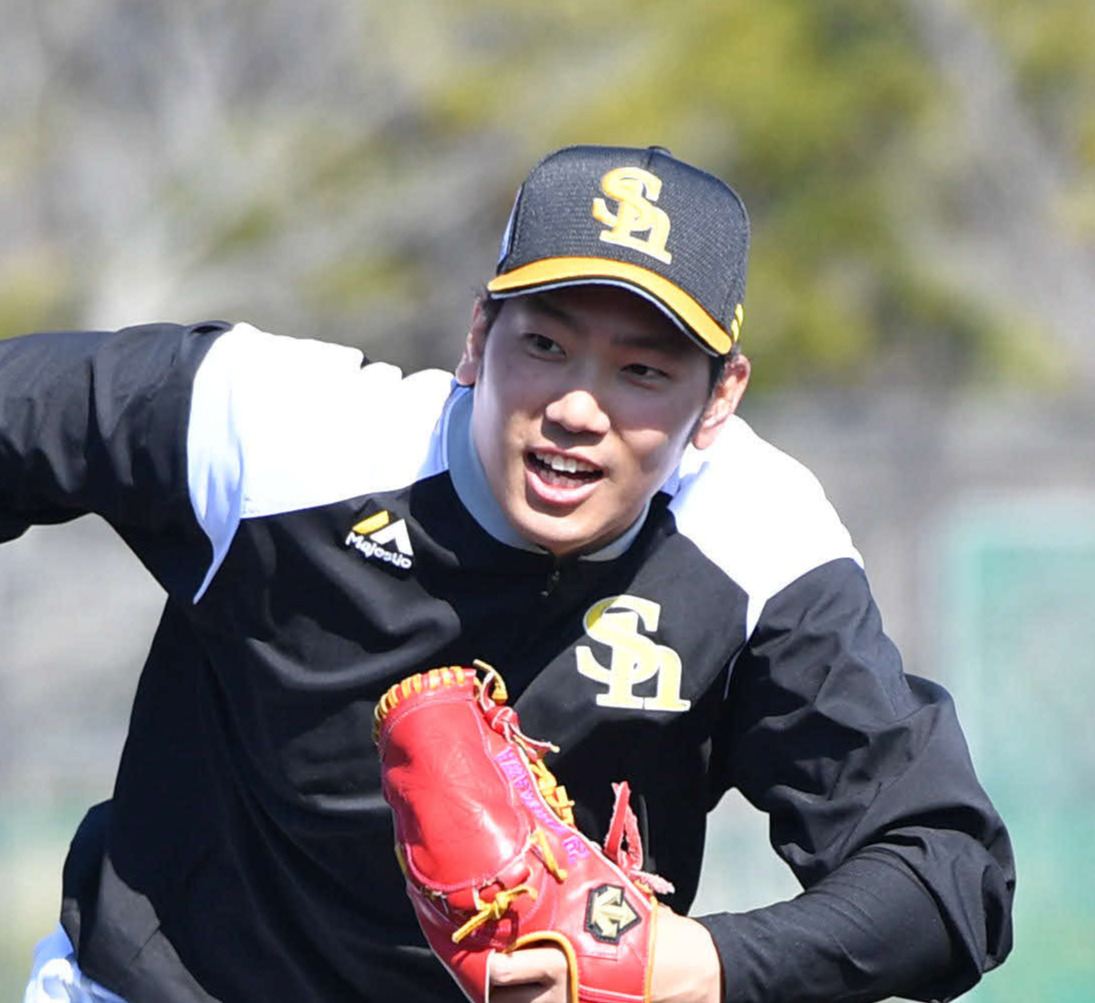 笑顔で投内連係を行う石川（撮影・岩下翔太）
