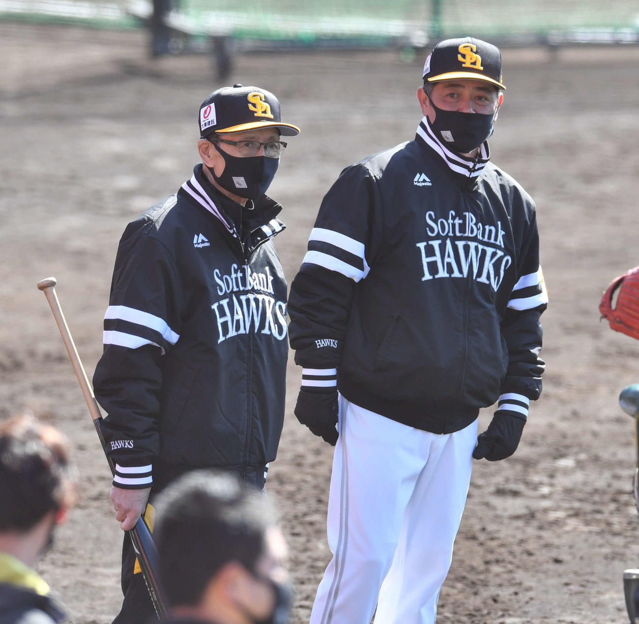 王球団会長（左）と練習を見つめる工藤監督（撮影・岩下翔太）