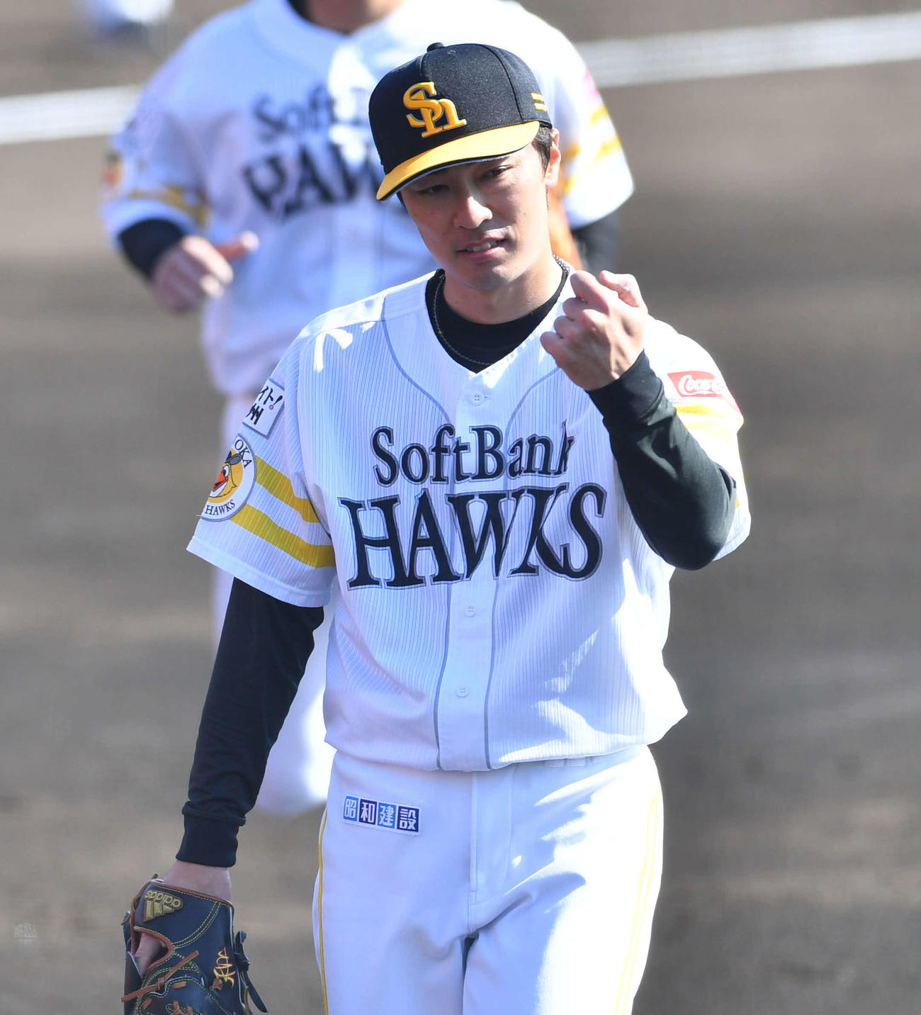 紅白戦　2回表を抑えた和田はボールの握りを気にしながらベンチに引き揚げる（撮影・岩下翔太）