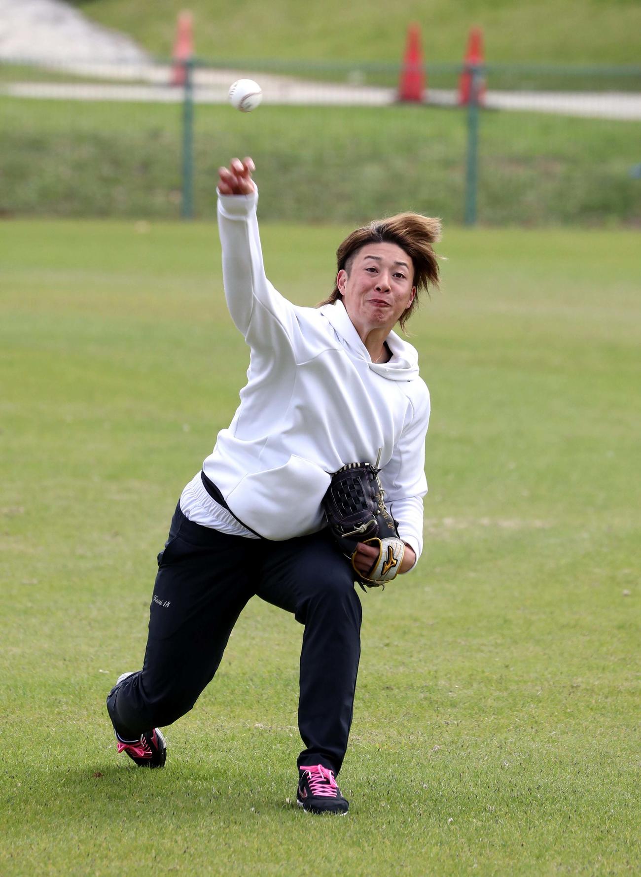 キャッチボールする日本ハム吉田（撮影・黒川智章）