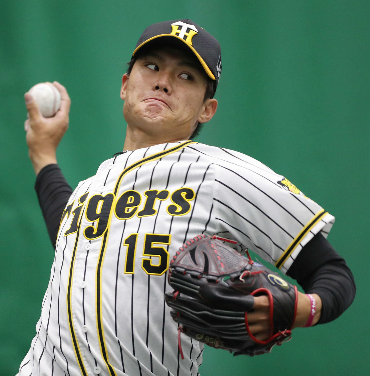 ブルペンで投球する阪神西純（撮影・前田充）