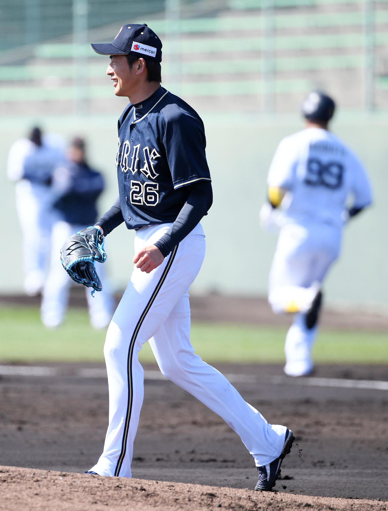 紅白戦　2回裏白組1死、杉本裕太郎を二塁ゴロに打ち取り笑顔を見せる紅組先発の能見（2021年2月19日撮影）