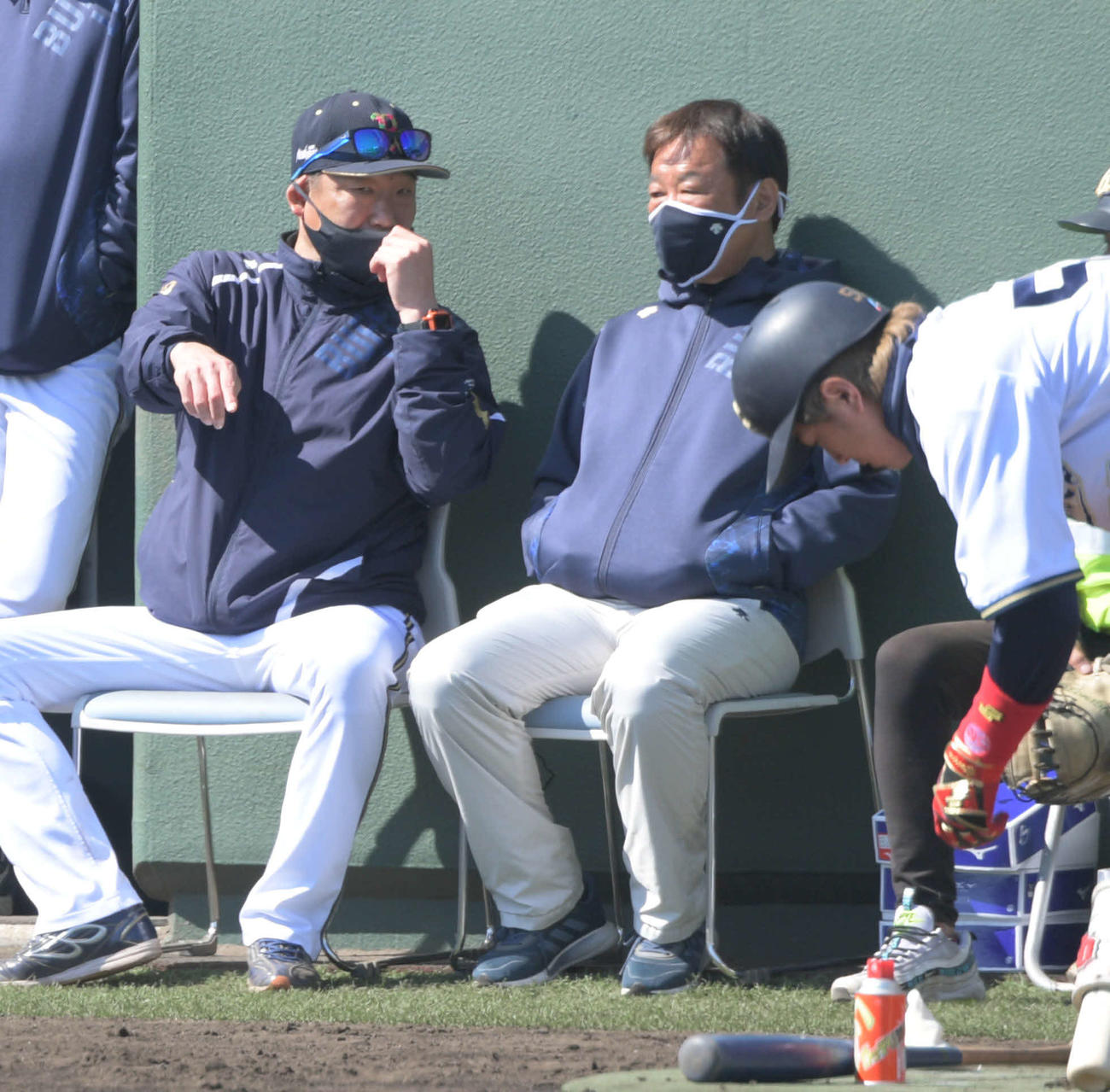 紅白戦で話し込む中嶋聡監督（左）と福良淳一GM（撮影・渦原淳）