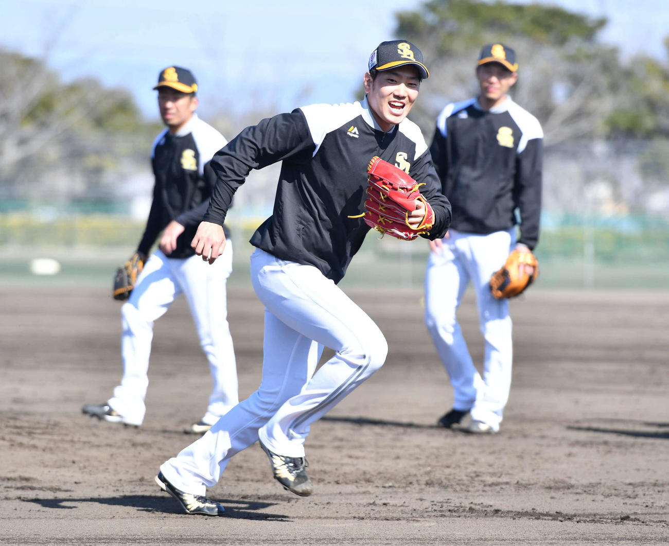 笑顔で投内連係を行う石川（撮影・岩下翔太）