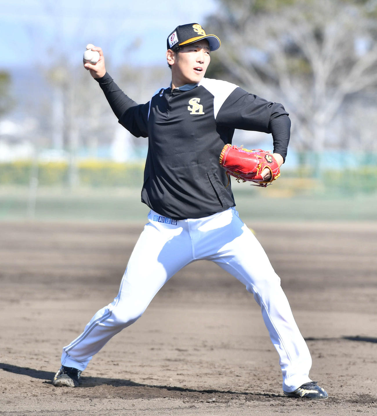 一塁けん制の練習を行う石川（撮影・岩下翔太）