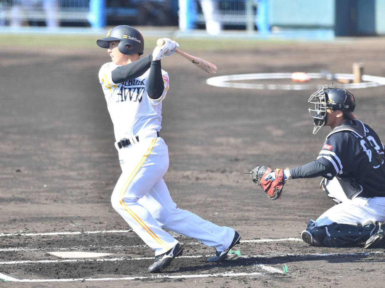 紅白戦　1回裏白組無死一塁、佐藤直は中前安打を放つ（撮影・岩下翔太）