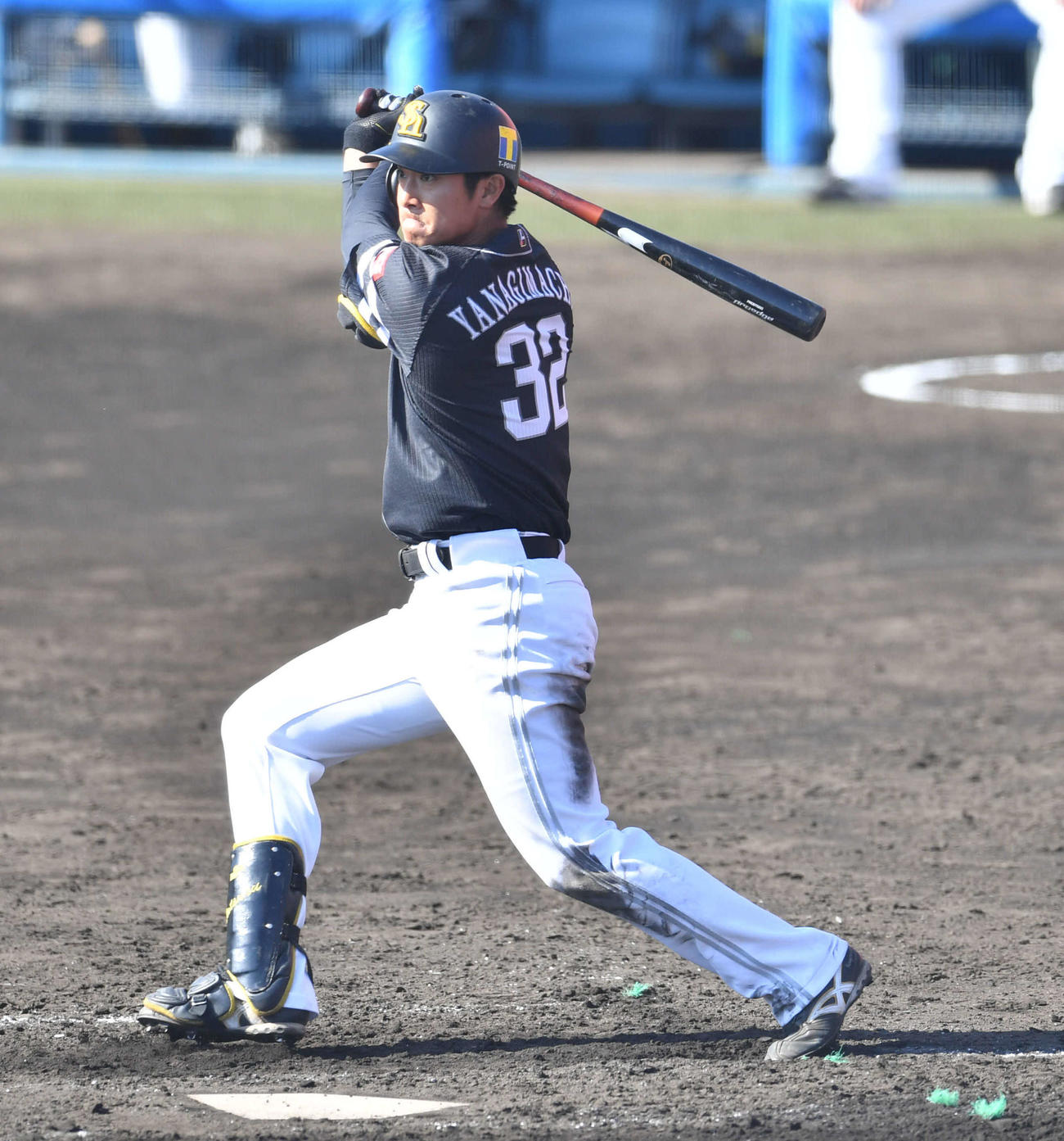 紅白戦　4回表紅組2死、柳町は左前安打を放つ（撮影・岩下翔太）
